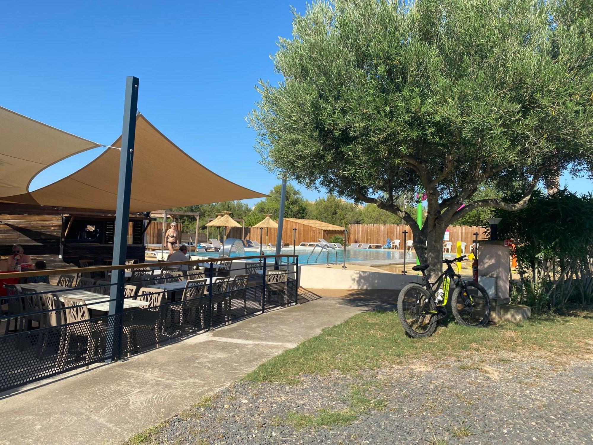 Camping Les Amandiers Castelnau-de-Guers Esterno foto