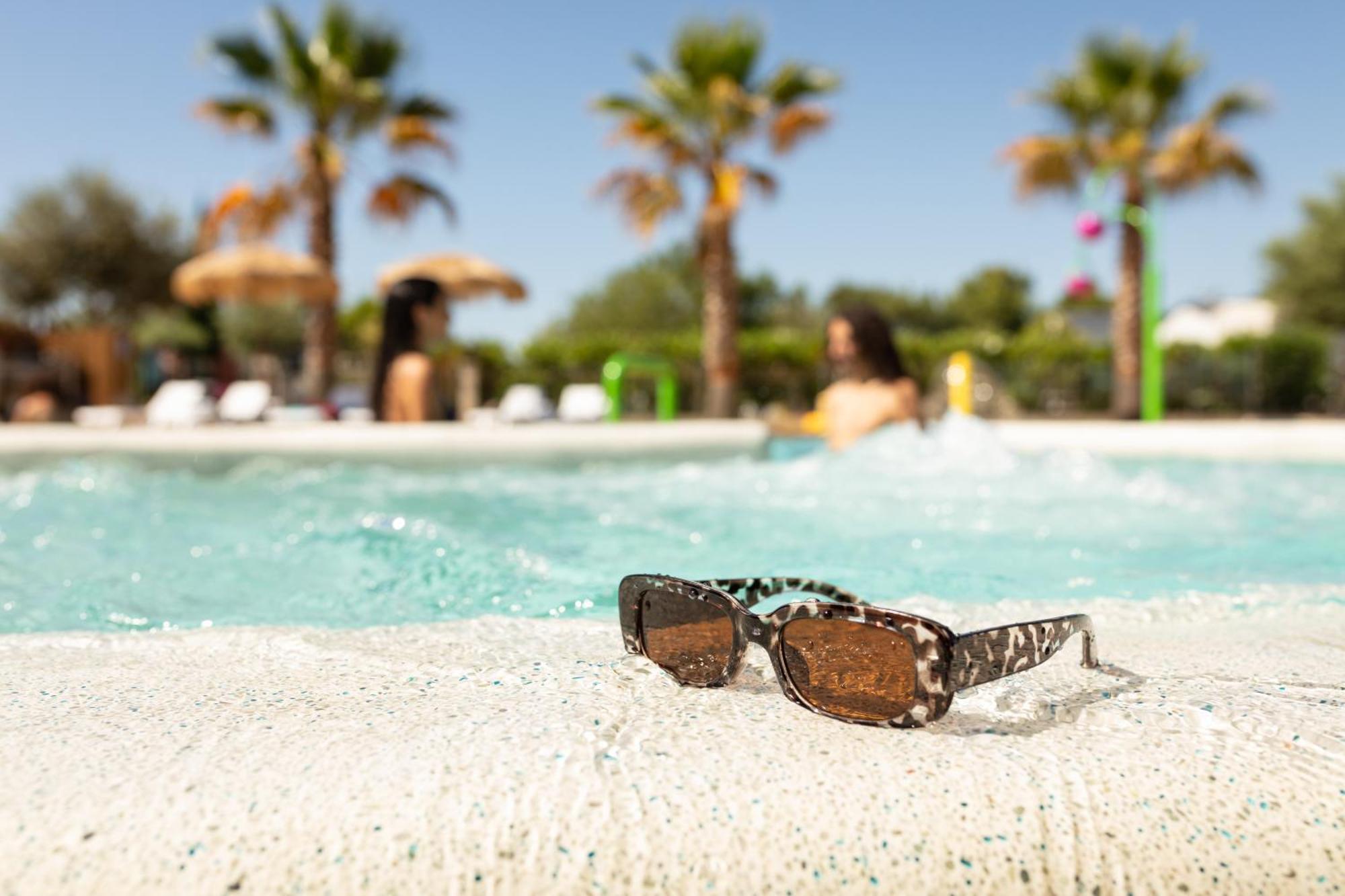Camping Les Amandiers Castelnau-de-Guers Esterno foto