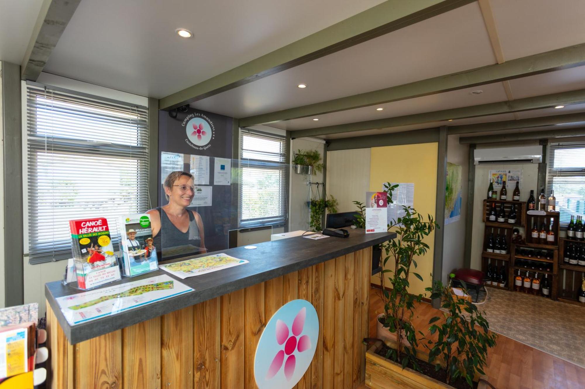 Camping Les Amandiers Castelnau-de-Guers Esterno foto
