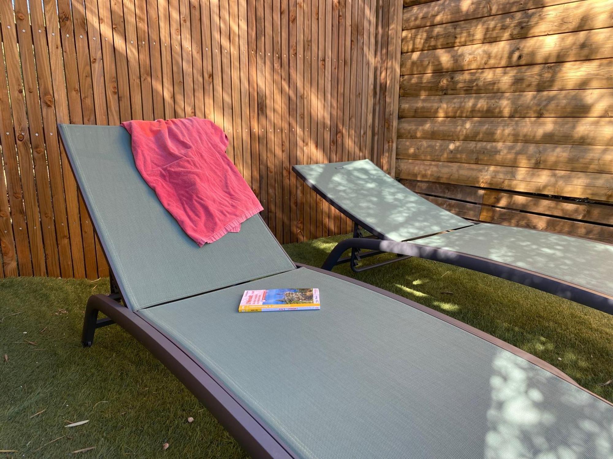 Camping Les Amandiers Castelnau-de-Guers Esterno foto